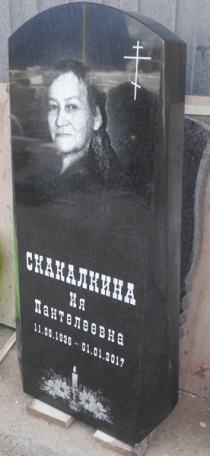 Форма Р-1. Габбро-Диабаз. Вертикальная фигурная стела 100*50, подставка, цветник. Круговая полировка.