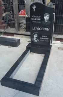 Материал – Габбро-Диабаз. Вертикальная стела 80*40, форма «волна» (ст-4), подставка, цветник. Полировка лицевой и боковых сторон.